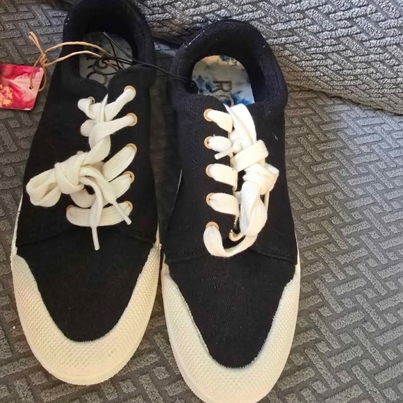 NEW Roxy Black and White Sneakers SIZE 7 - Picture 9 of 9
